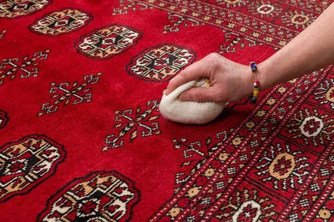hur får man bort fläckar från en persisk matta?